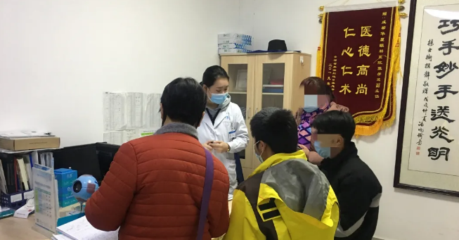伟大伯母四处借钱为侄儿做近视手术 成都太阳成tyc7111cc：手术费免了！2.png