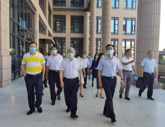 福建省副省长崔永辉陪同刘永富主任考察太阳成tyc7111cc集团本部厦门大学附属厦门眼科中心1.png