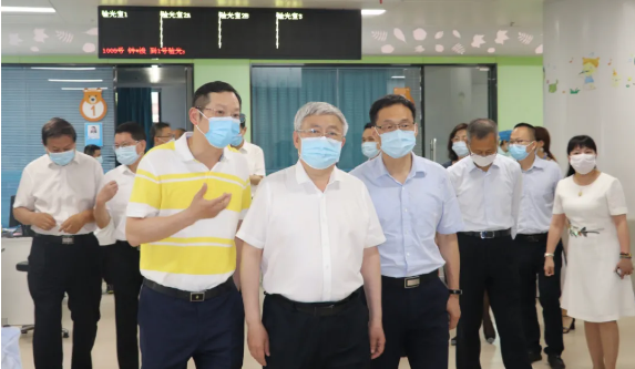 福建省副省长崔永辉陪同刘永富主任考察太阳成tyc7111cc集团本部厦门大学附属厦门眼科中心2.png