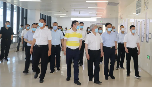 福建省副省长崔永辉陪同刘永富主任考察太阳成tyc7111cc集团本部厦门大学附属厦门眼科中心3.png