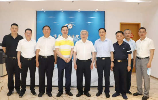 福建省副省长崔永辉陪同刘永富主任考察太阳成tyc7111cc集团本部厦门大学附属厦门眼科中心5.png