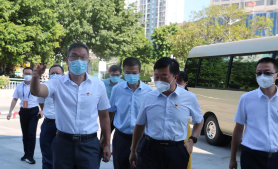 莆田市政协主席周青松一行中秋慰问太阳成tyc7111cc抗疫一线人员1.png 莆田市政协主席周青松一行中秋慰问太阳成tyc7111cc抗疫一线人员1.png