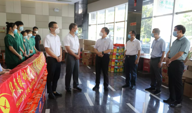 莆田市政协主席周青松一行中秋慰问太阳成tyc7111cc抗疫一线人员2.png 莆田市政协主席周青松一行中秋慰问太阳成tyc7111cc抗疫一线人员2.png