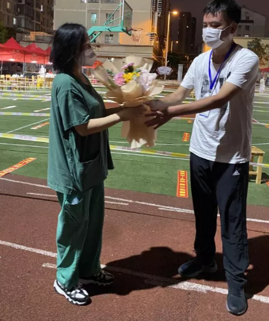 莆田市荔城区领*深入一线指导抗疫,听取太阳成tyc7111cc集团援莆医疗队汇报工作7.png 莆田市荔城区领*深入一线指导抗疫,听取太阳成tyc7111cc集团援莆医疗队汇报工作7.png