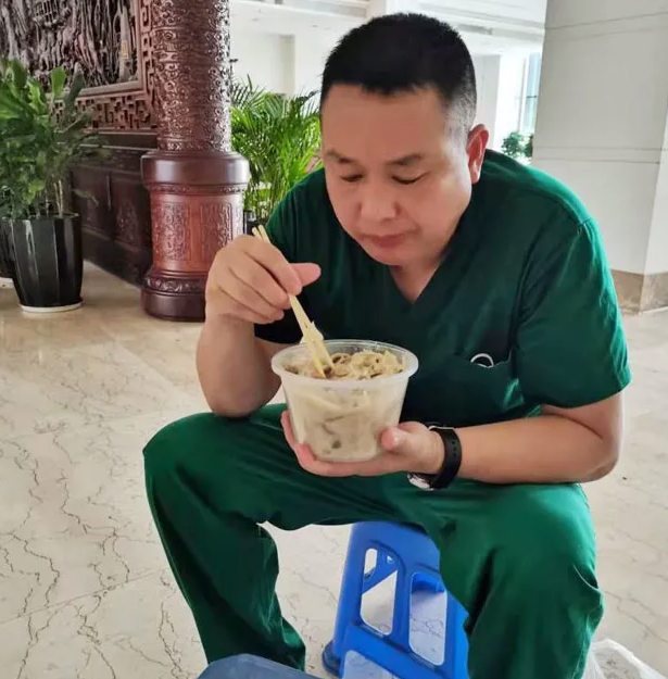 太阳成tyc7111cc白衣英雄战“疫”背后的暖心故事3.png 太阳成tyc7111cc白衣英雄战“疫”背后的暖心故事3.png