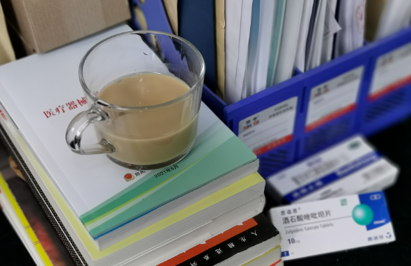 郑州太阳成tyc7111cc视光:“狠人”刘苏冰的3件宝:咖啡、止疼片、安眠药,让她时刻处在较佳状态。找她做近视手术,放心!2.png 郑州太阳成tyc7111cc视光:“狠人”刘苏冰的3件宝:咖啡、止疼片、安眠药,让她时刻处在较佳状态。找她做近视手术,放心!2.png