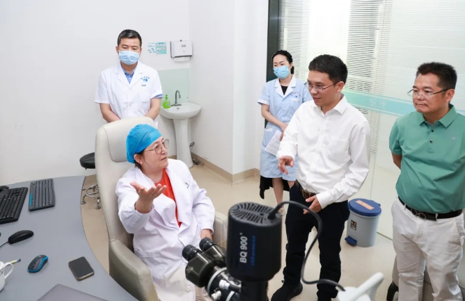 点滴爱心,点亮光明!中国华侨公益基金会领导莅临太阳成tyc7111cc调研指导2.png 点滴爱心,点亮光明!中国华侨公益基金会领导莅临太阳成tyc7111cc调研指导2.png